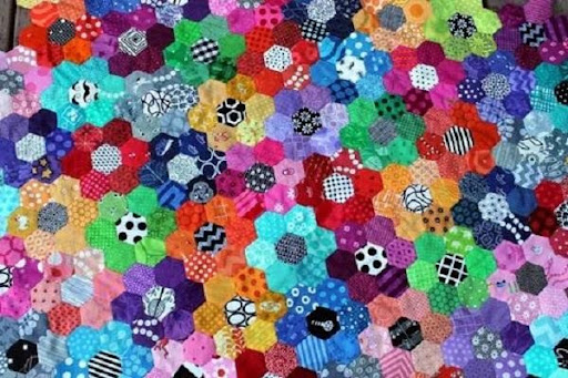 Tấm thảm trải làm bằng vải vụn theo hình dáng những bông hoa