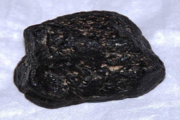 Dù có trọng lượng nặng nhưng đồng đen nguyên chất khi thả vào nước không bị chìm